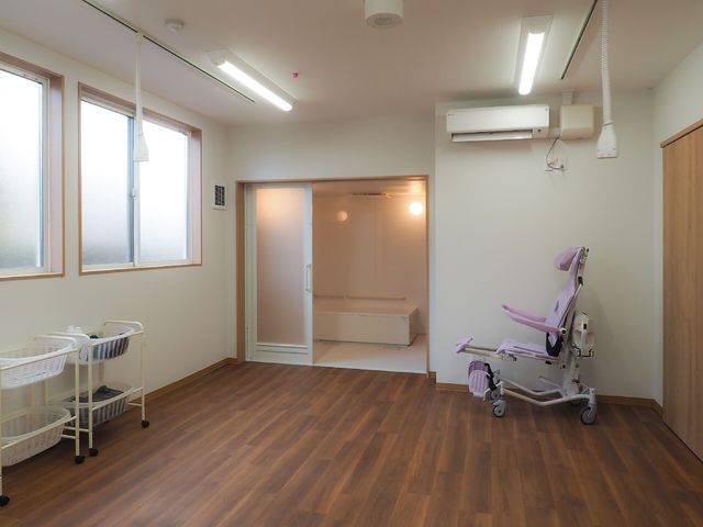 明るい居室と移動用椅子 浴室 広々とした設計の居室です。移動用の椅子があり、安全かつ快適な生活環境が整っています。