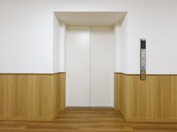 清潔なエレベーターホール