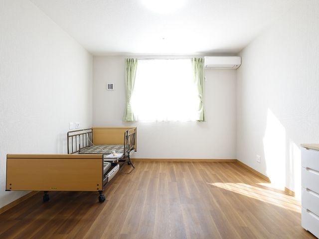 明るい個室の居室 居室 広々とした清潔感あふれる個室です。日差しが心地よく差し込む窓辺には、安らぎのひと時をお過ごしいただけます。