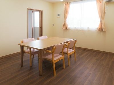 シンプルな共有ダイニング
