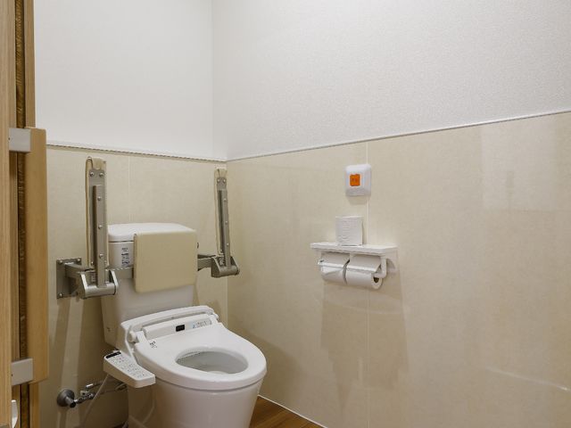 バリアフリートイレ施設 トイレ 手すりが設置された清潔なトイレは、安全で使いやすく設計されています。利用者の快適さを優先した空間です。
