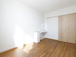 明るい居室の一角