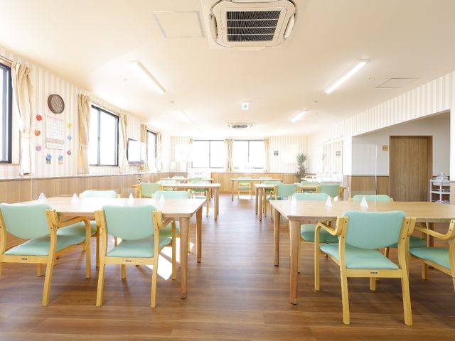 明るいダイニングルーム 食堂 広々としたダイニングルームは、穏やかな光が差し込み、ゆったりとした時間を過ごせるようになっています。適度な間隔で配置されたテーブルと椅子が、居心地の良い空間を創出しています。