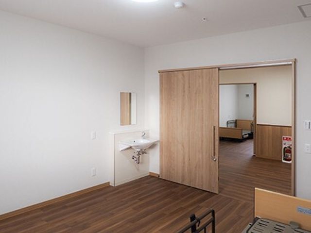 清潔な居室の一角 居室 ゆったりとした造りの居室です。手入れが行き届いた空間で、快適な日々を送ることができます。