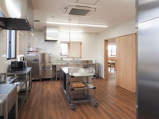 清潔なキッチンの一角 厨房 広々としたキッチンは最新の設備が整い、快適な調理空間を提供しております。明るく開放的な場所で料理のスキルを活かせます。