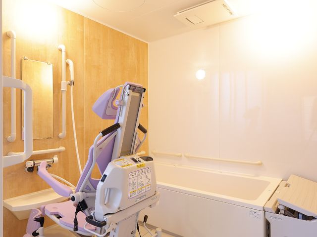 リフト設備付きの浴室 浴室 安全な介助のためのリフト設備が完備した浴室です。患者様の心身のリラックスを支える環境を整えています。