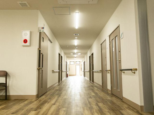 広く明るい廊下 廊下 手すりが設置された廊下は広々としており、安全に歩行できるよう配慮されています。清潔感のある空間で、快適な勤務環境を整えております。