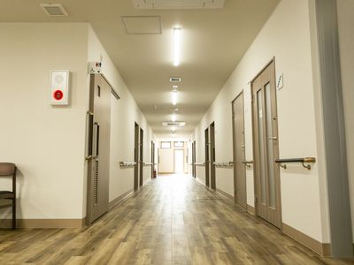広く明るい廊下