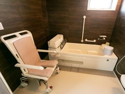 介護用の清潔な浴室