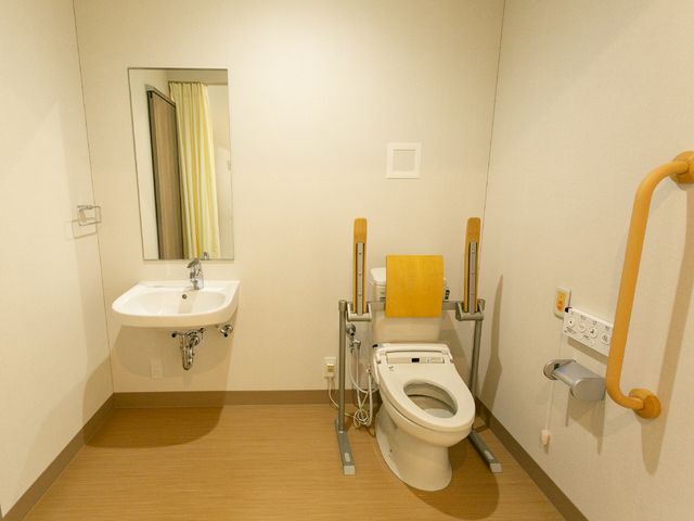 バリアフリートイレ トイレ 手すり付きのトイレと洗面台が整備され、使い勝手に優れた安心の設備です。利用者の独立性を支援する環境が整っています。