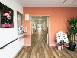 明るい廊下の風景