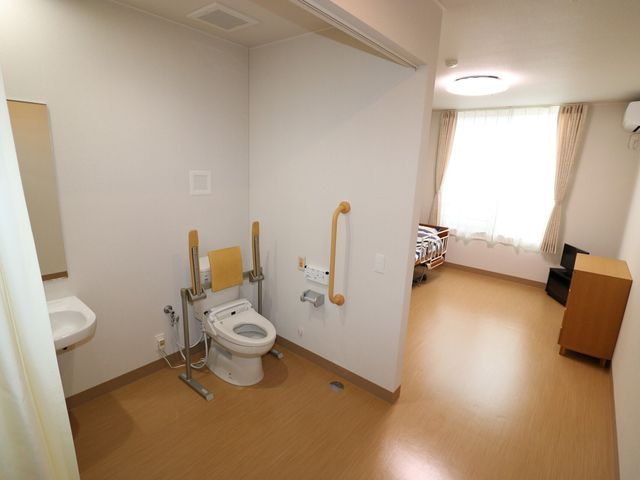 バリアフリーの明るい居室 トイレ 広々とした居室は、日当たりがよく、手すり付きのトイレが備わっており、安心して生活が送れる設計です。