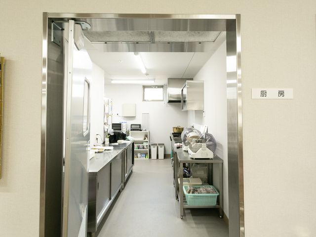 清潔なキッチン空間 厨房 広々としたキッチンは、作業しやすい環境が整っており、衛生管理にも配慮されています。