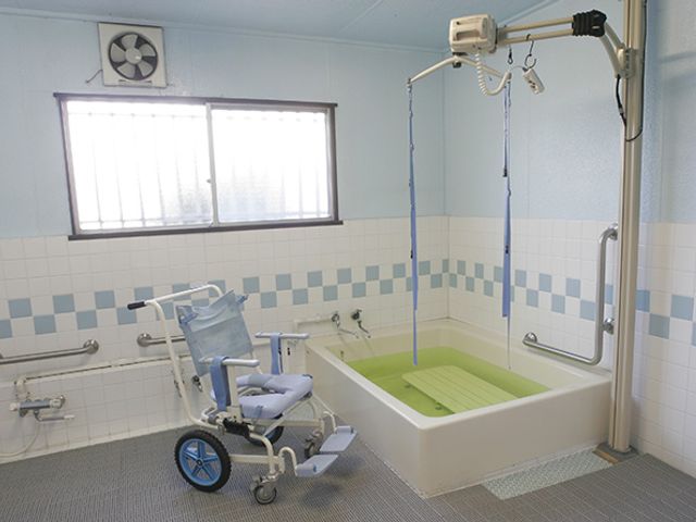 介助設備がある浴室 浴室 介助用の設備が整った浴室です。広々とした室内で、安全に入浴をサポートします。