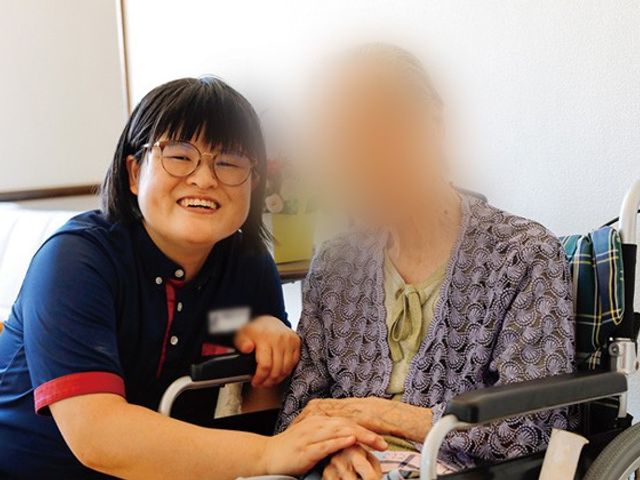 明るいラウンジ ラウンジ 自然光が差し込む温かい空間で、ご利用者様とスタッフが心温まるひとときを過ごしています。
