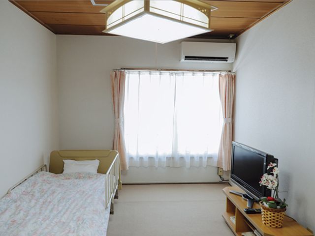 居心地よい居室 居室 自然光がたっぷりと入る居室です。個人の時間をゆったりと過ごすのに最適な空間があります。
