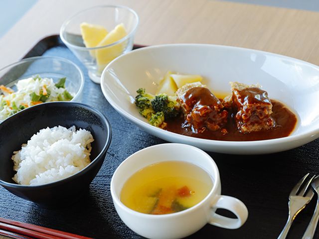食事のプレート 食堂 バランスの良い栄養を考えた食事メニューが提供されており、利用者様に好評です。