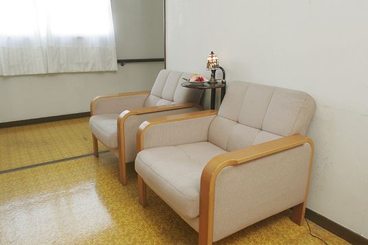 くつろぎの椅子が並ぶ部屋