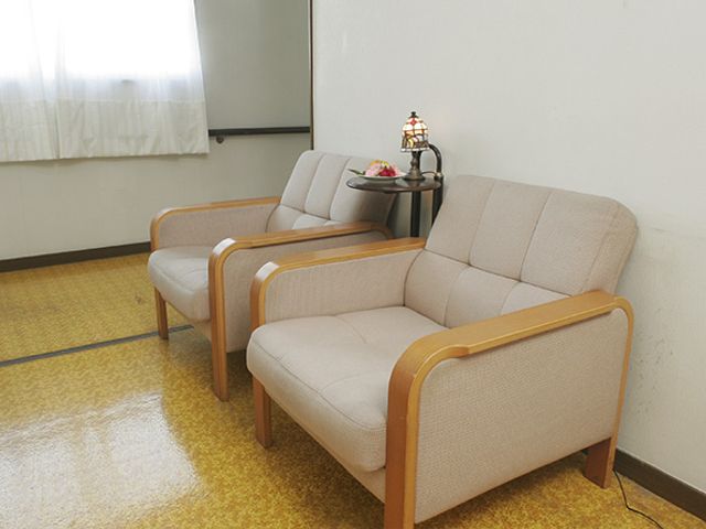 くつろぎの椅子が並ぶ部屋 ラウンジ 落ち着いたトーンの椅子が並ぶスペースです。リラックスして過ごせる空間が整っています。