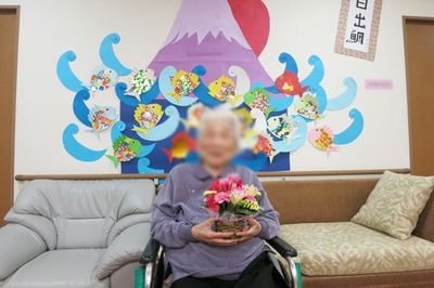 壁面装飾があるソファエリア