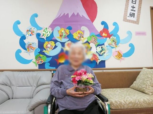壁面装飾があるソファエリア ラウンジ 明るい壁面装飾が施されたリラックスできるソファエリアです。アートに囲まれて、居心地の良い空間になっています。