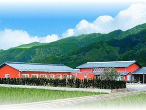 山並みを望む外観  