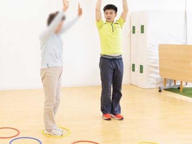軽やかな運動の部屋 機能訓練室 柔らかな床の上で、体を動かせるスペースです。トレーニングは、楽しく安心して行えます。