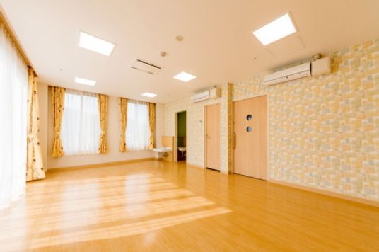 広々とした明るい部屋