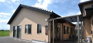 広々した建物外観