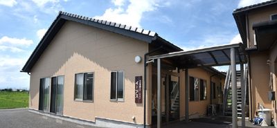 広々した建物外観