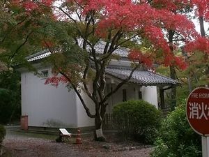 紅葉のそばの建物外観  