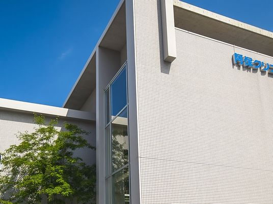 白い外壁の建物外観  