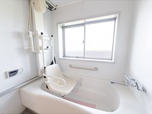 浴槽と介助椅子の浴室  