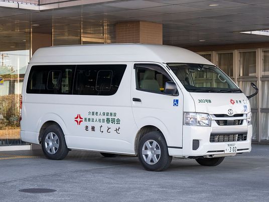 送迎車のある玄関前  