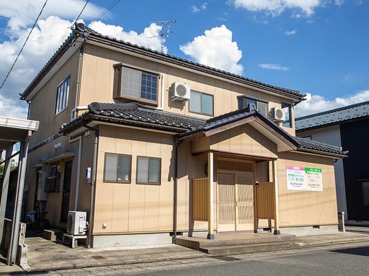 外観の一軒家風建物  