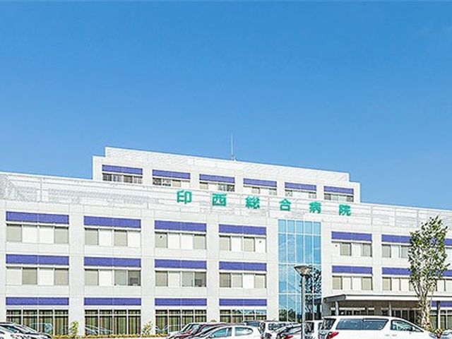 病院の外観 外観   青空の下に白い外壁の建物が広がり、正面の大きな窓から明るさが感じられます。就業先の雰囲気を外から確認しやすい外観です。
