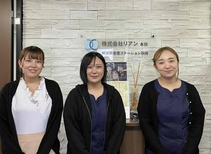 笑顔のスタッフ三人