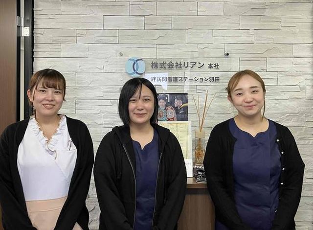 笑顔のスタッフ三人 スタッフイメージ 笑顔で迎えてくれるスタッフがいます。働きやすい環境が整っている様子です。