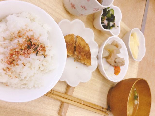 栄養バランスの食事 食堂 栄養バランスに配慮した食事が提供され、健康的な生活をサポートしています。