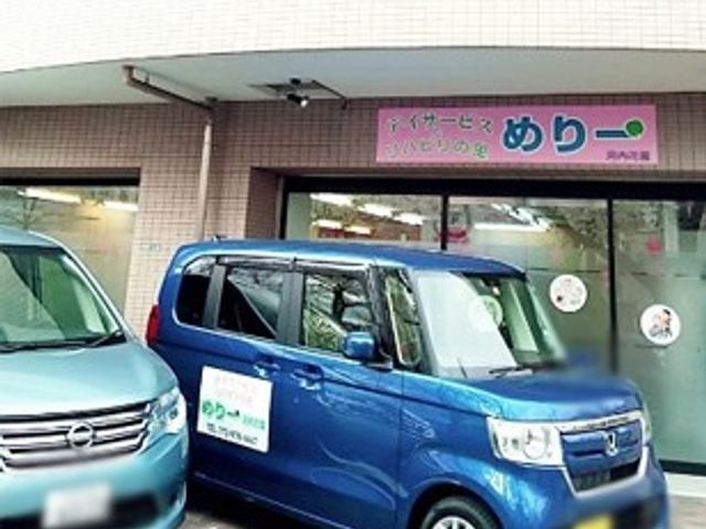 駐車中の福祉車両 外観 福祉車両が施設の玄関前に駐車されています。利用者の送迎やケアに活用されています。