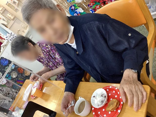 お食事中の様子 ダイニングルーム 利用者が安心してお食事を楽しめるダイニングルームです。交流が生まれる温かい時間もあります。