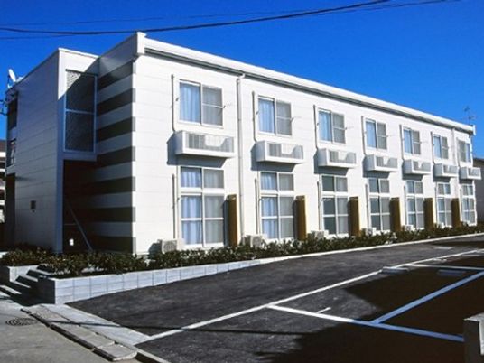白い建物の外観  