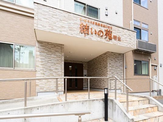 建物正面の玄関  