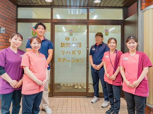 職員が並ぶエントランス  