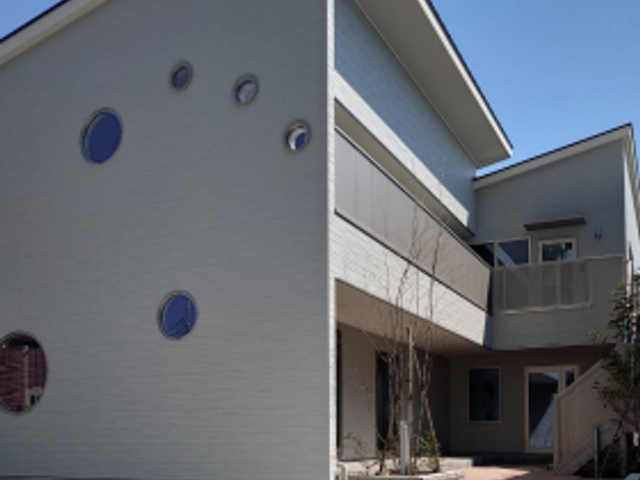 シンプルな建物外観 外観 モダンで落ち着いたデザインが魅力的な建物です。温かみのある雰囲気を感じられます。