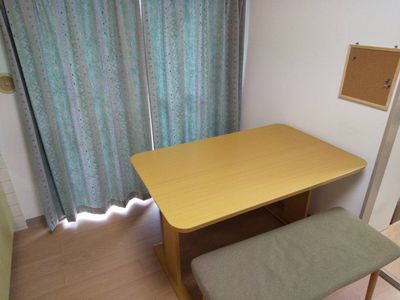 個室のテーブルとカーテン