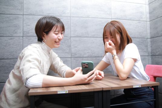 笑顔の女性二人