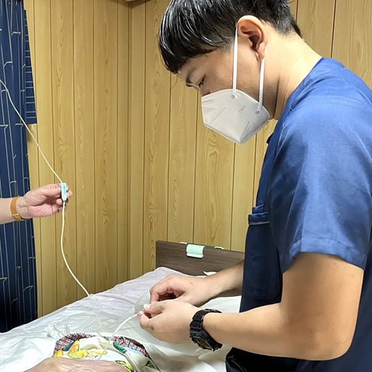 介護職員がケアを行う様子