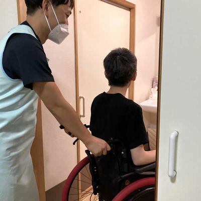 車椅子移動の様子廊下
