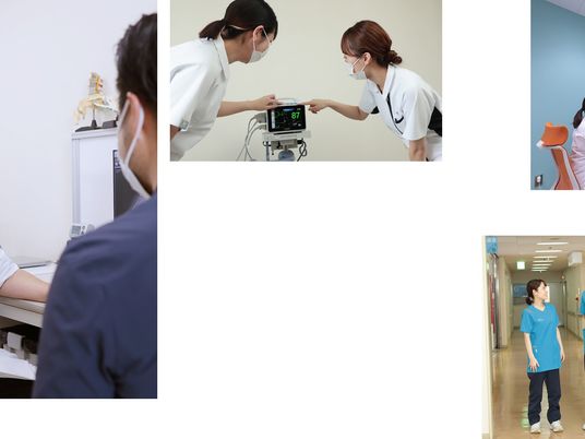 看護師が機器を確認する廊下  